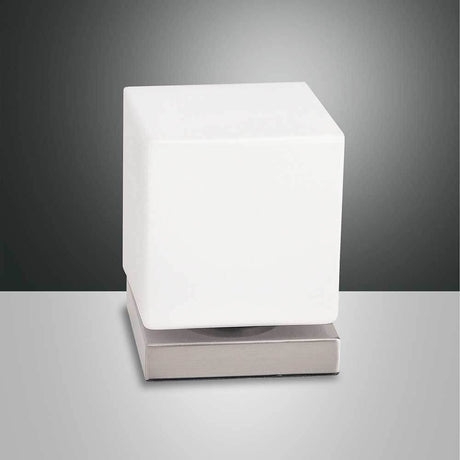 Lampe de table Brenta LED en métal au design moderne avec abat-jour carré blanc et base en métal.