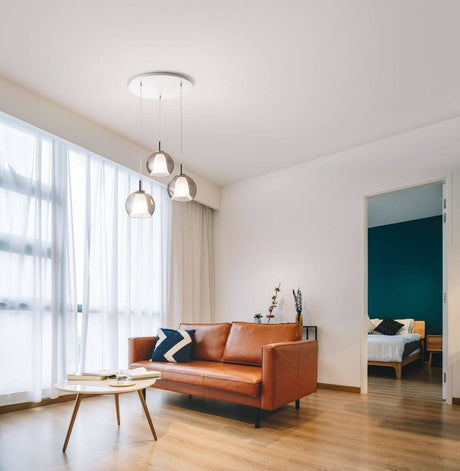 Bretagna Pendelleuchte 3-flammig über einem modernen Wohnzimmer mit Ledersofa