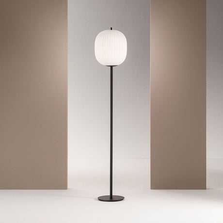 Domizia Stehleuchte 178cm in stilvollem Schwarz/Weiß-Look mit Opalglas-Schirm und Fußdimmer.