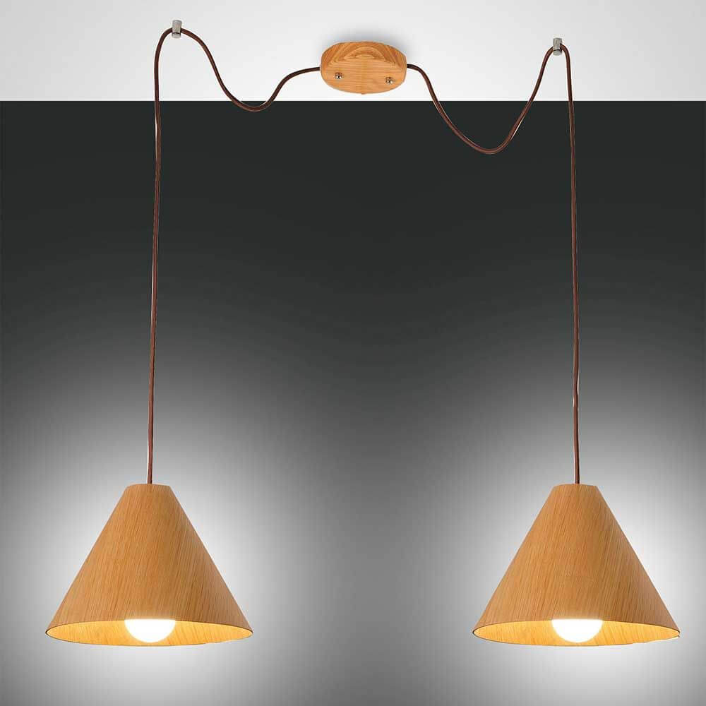 Esino Pendelleuchte 2-flammig mit zwei hängenden Lampenschirmen aus Holz.