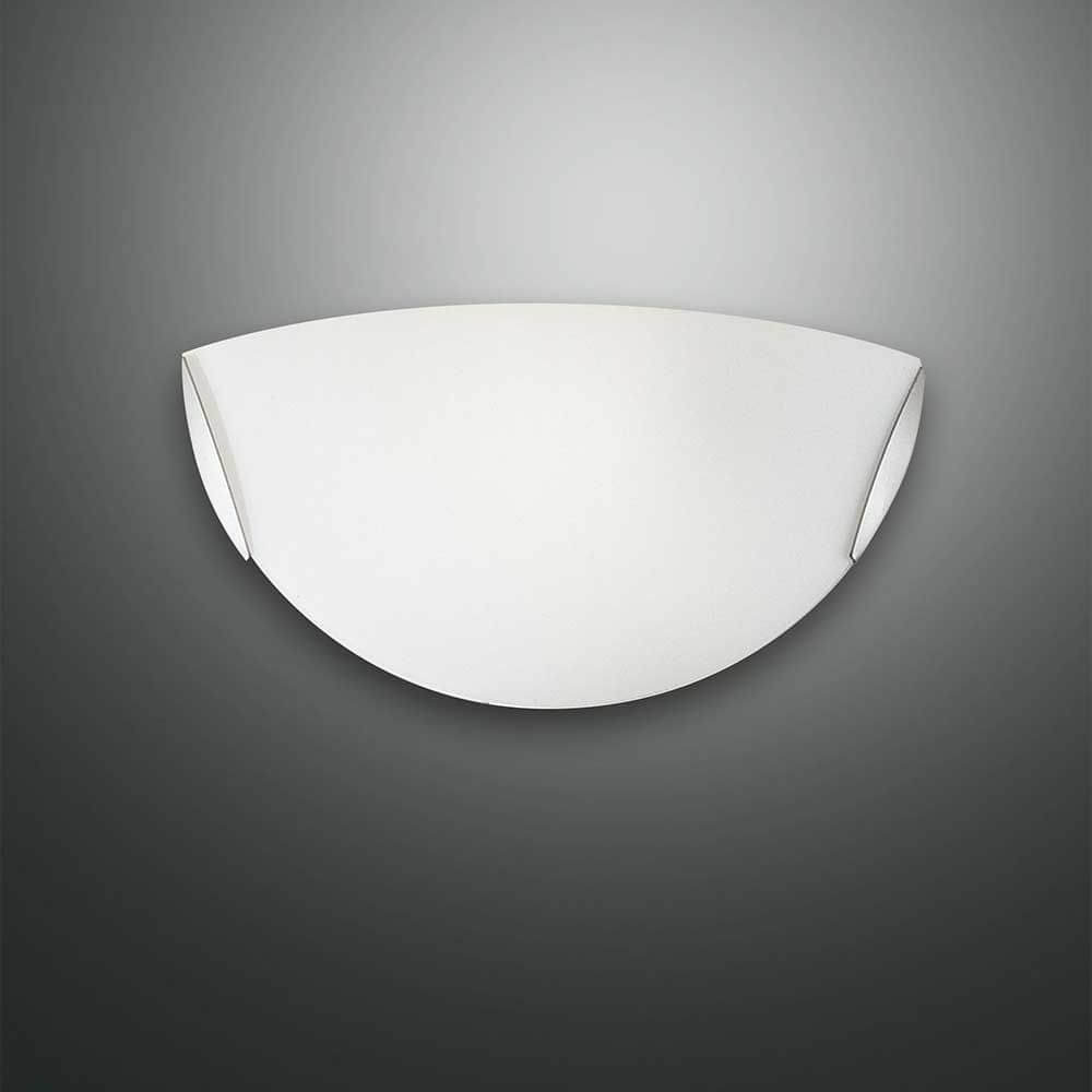 Fox Wandleuchte Weiß an einer Wand installiert, modern und minimalistisch, ideal für zeitgemäße Wohnräume.