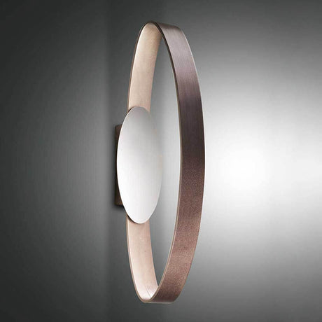 Gaby LED Wandlampe Metall in elegantem Design mit runder Spiegelfläche und metallischer Umrandung.