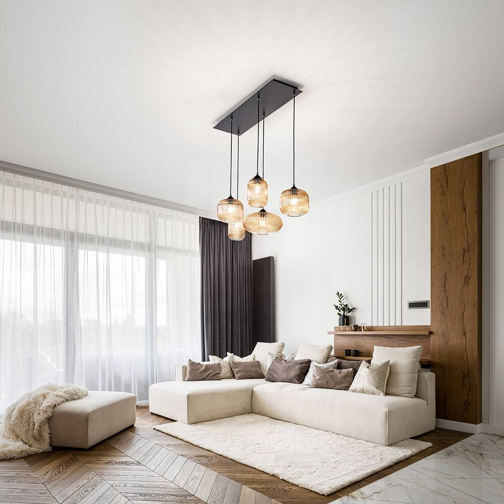 Gillis Pendelleuchte 5-flammig in modernem Wohnzimmer mit hellem Sofa und stilvollem Dekor.