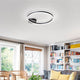 Giotto LED Deckenleuchte Schwarz in modernem Wohnraum mit Bücherregal und Fenster.
