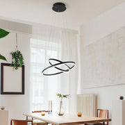 Giotto LED Hängeleuchte 2 Ringe im modernen Esszimmer mit minimalistischer Einrichtung