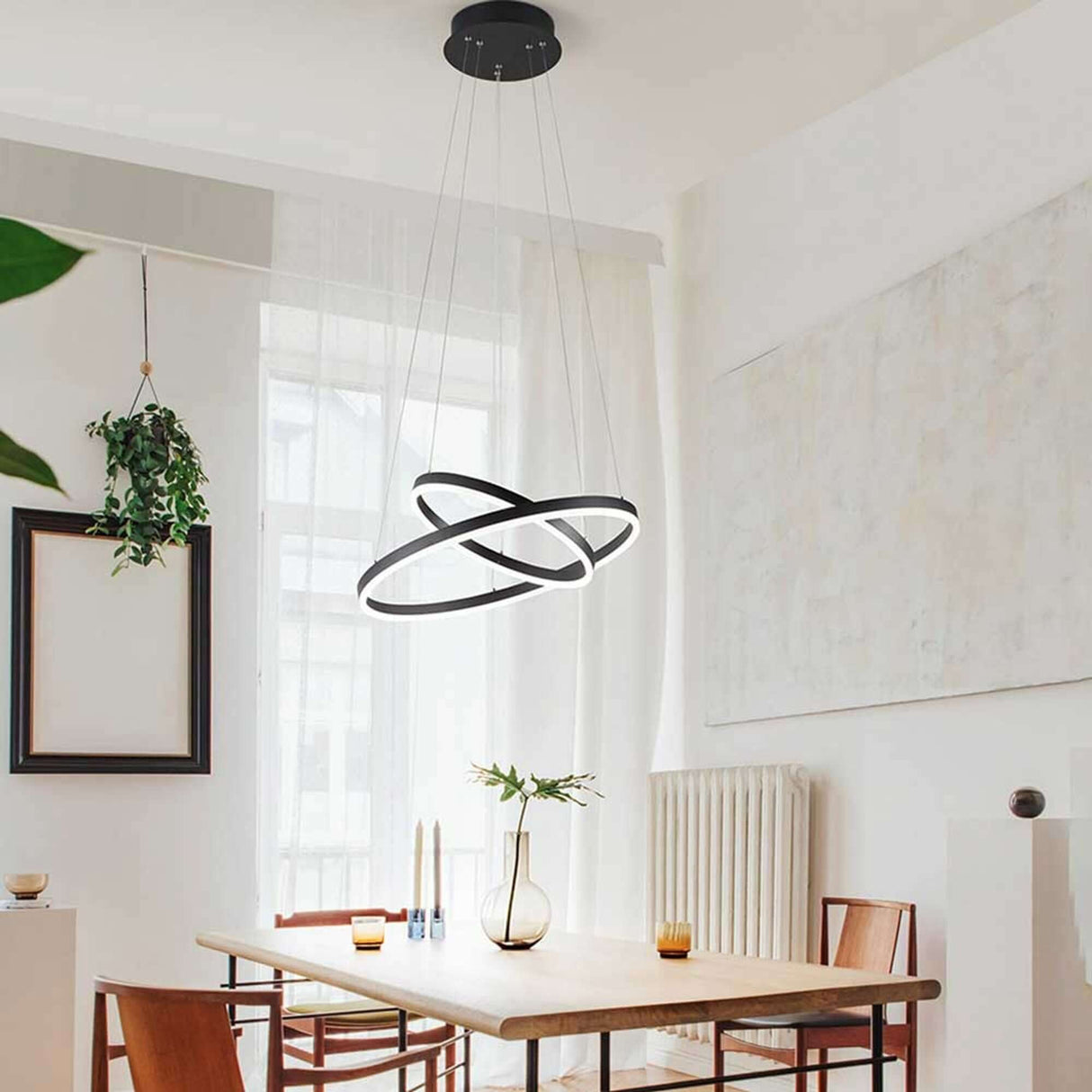 Giotto LED Pendelleuchte Ø 60cm über einem Esstisch in einem modernen Raum mit Fenstern.
