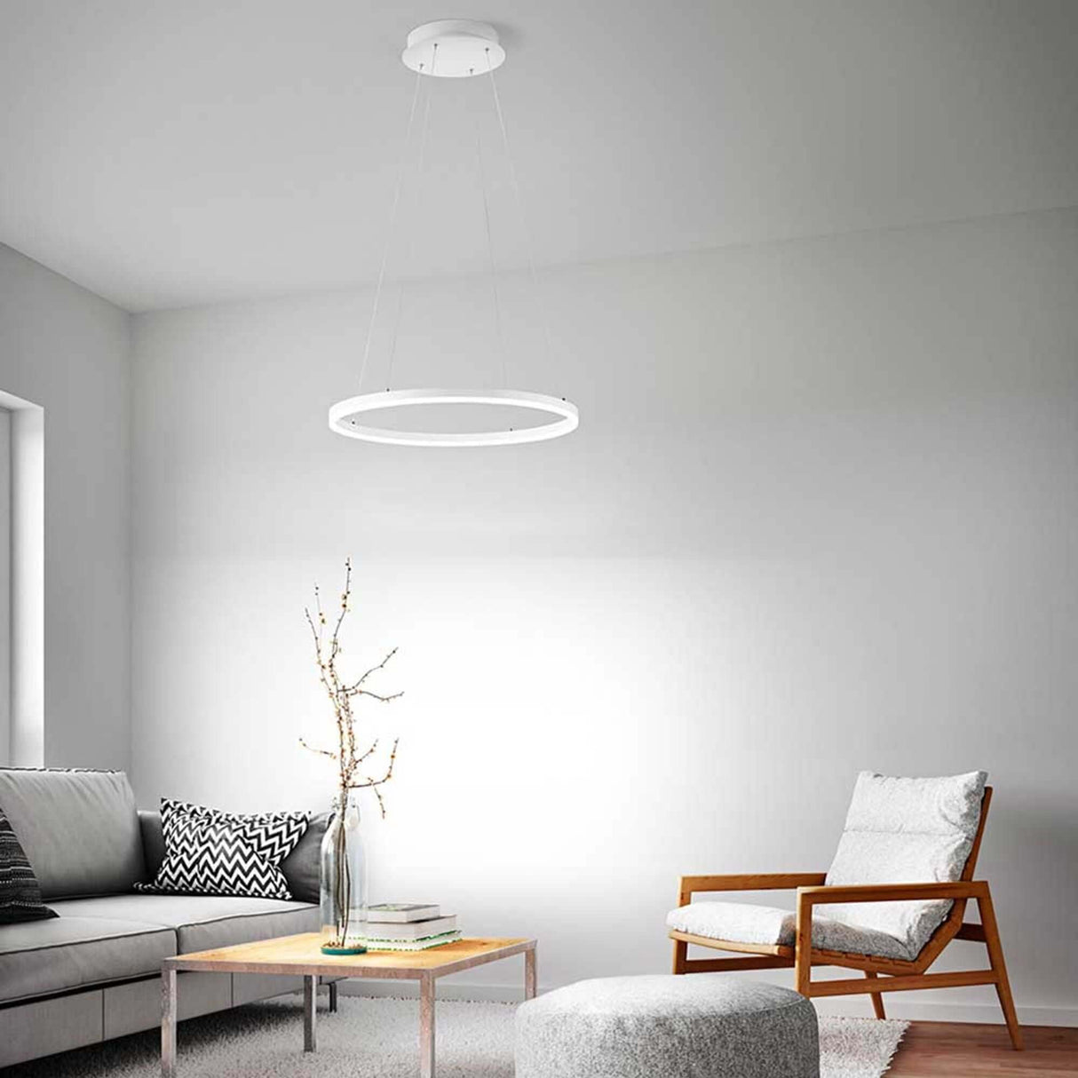 Giotto LED Pendelleuchte Ø 60cm im modernen Wohnzimmer über einem Tisch.
