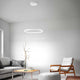 Giotto LED Pendelleuchte Ø 60cm im modernen Wohnzimmer über einem Tisch.