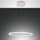Giotto LED Pendelleuchte Ø 60cm hängend mit modernem Design in schwarzem Hintergrund.