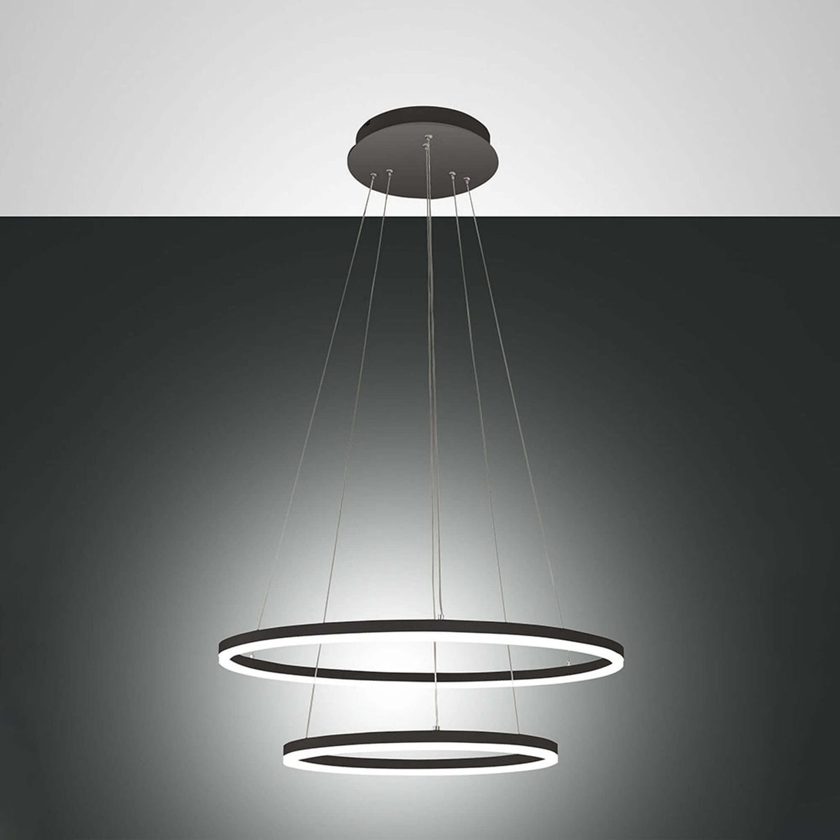 Giotto LED Pendelleuchte Ø 60cm mit zwei runden Lichtringen in modernem Design.