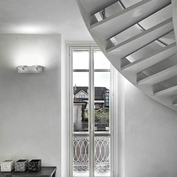 Hale LED Wandbeleuchtung Ø 12cm in modernem Wohnraum an der Wand
