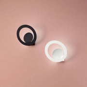 Hector LED Wandleuchte Ø 22cm in schwarz und weiß, dimmbar mit attraktivem Licht-/Schattenspiel.