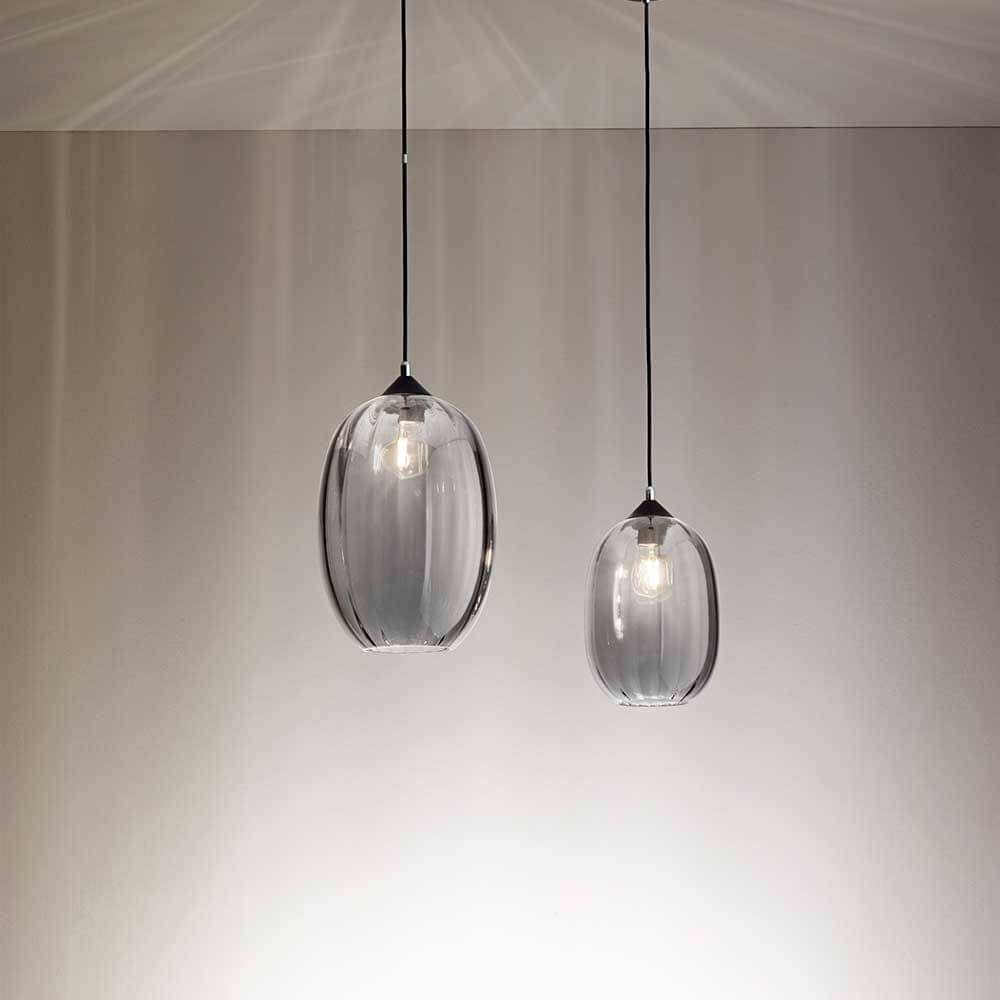 Infinity Pendelleuchte in Grau, elegantes Design mit zwei hängenden gläsernen Lampen.