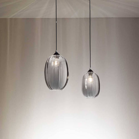 Infinity Pendelleuchte in Grau, elegantes Design mit zwei hängenden gläsernen Lampen.