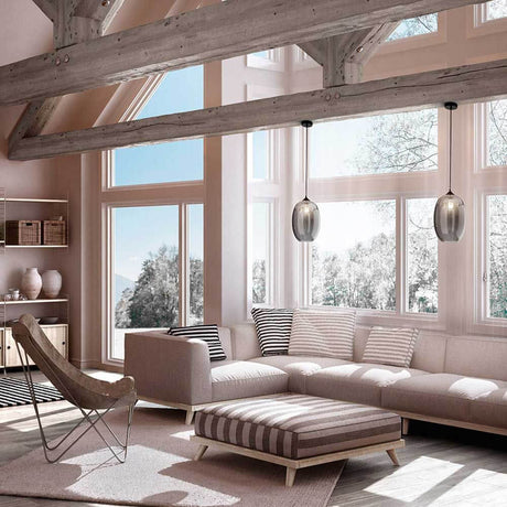 Moderne Inneneinrichtung mit einer Infinity Pendelleuchte in Grau über einem hellen Sofa.