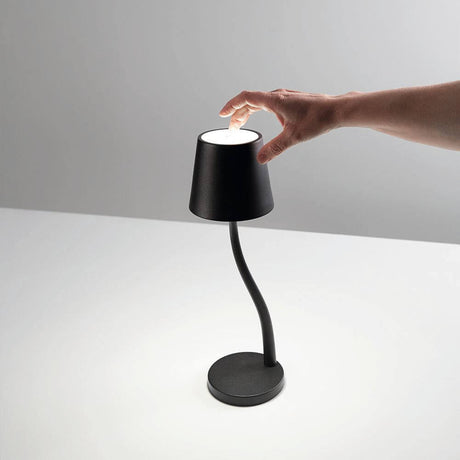 Judy LED Akku-Tischlampe mit Touch-Dimmer IP54, handbetätigte dimmbare Tischlampe auf einem Tisch.