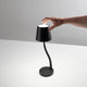 Judy LED Akku-Tischlampe mit Touch-Dimmer IP54, handbetätigte dimmbare Tischlampe auf einem Tisch.
