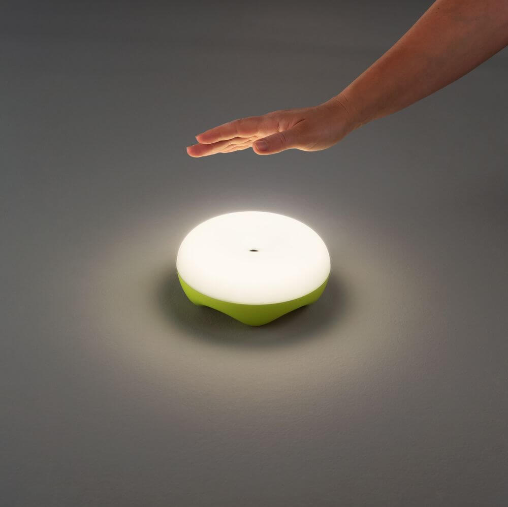 LED Akku Tischleuchte Bluma mit Handbedienung auf grauem Untergrund.