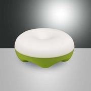LED Akku Tischleuchte Bluma auf einem neutralen Hintergrund, runde Form mit grünem Sockel und weißem Leuchten.