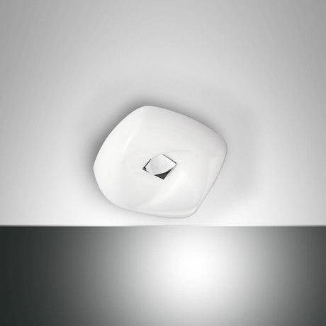 LED Deckenlampe Arbatax in Weiß auf einem modernen Deckenhintergrund, stilvolles Design mit glänzendem Element.