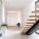 LED Deckenleuchte Vasto 630lm Weiß in modernem Eingangsbereich mit Treppe und Pflanzen.
