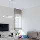 LED Pendellampe Bard 4000K Weiß im Wohnzimmer über einem Sofa mit moderner Einrichtung.