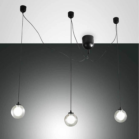LED Pendellampe Blog aus Metall mit drei gläsernen Lampenschirmen und elegantem Design.