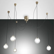 LED Pendellampe Blog aus Metall mit mehreren hängenden Lichtquellen und modernen Design.
