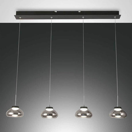 LED Arabella 4-pære pendel i moderne design med klare lampeskærme og elegant ophæng.