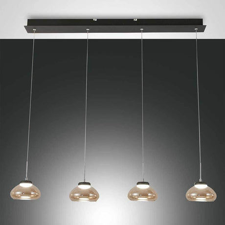 LED Arabella 4-pære pendel med elegante hængende glaskroppe til stilfuld rumbelysning.
