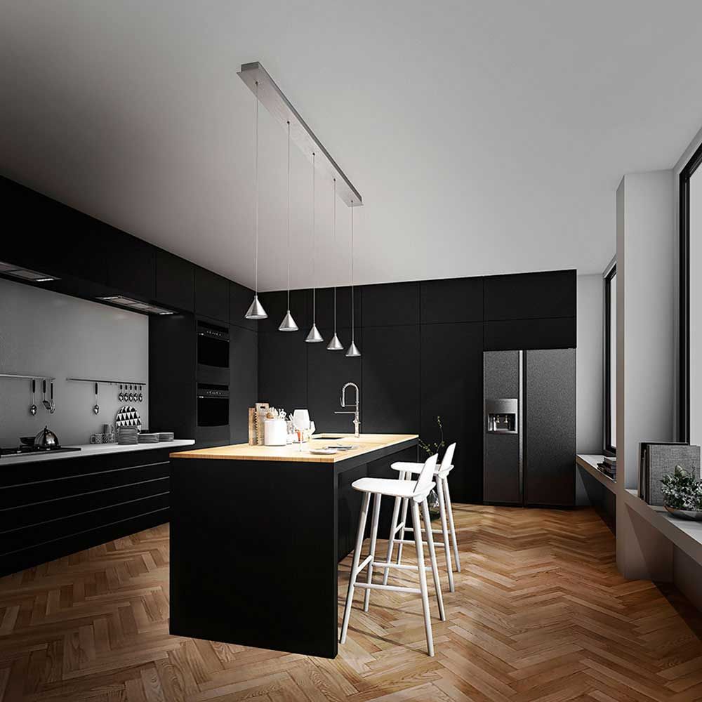 Moderne LED Pendelleuchte Delta aus Metall in stilvoller schwarzer Küche mit Holzdetails.