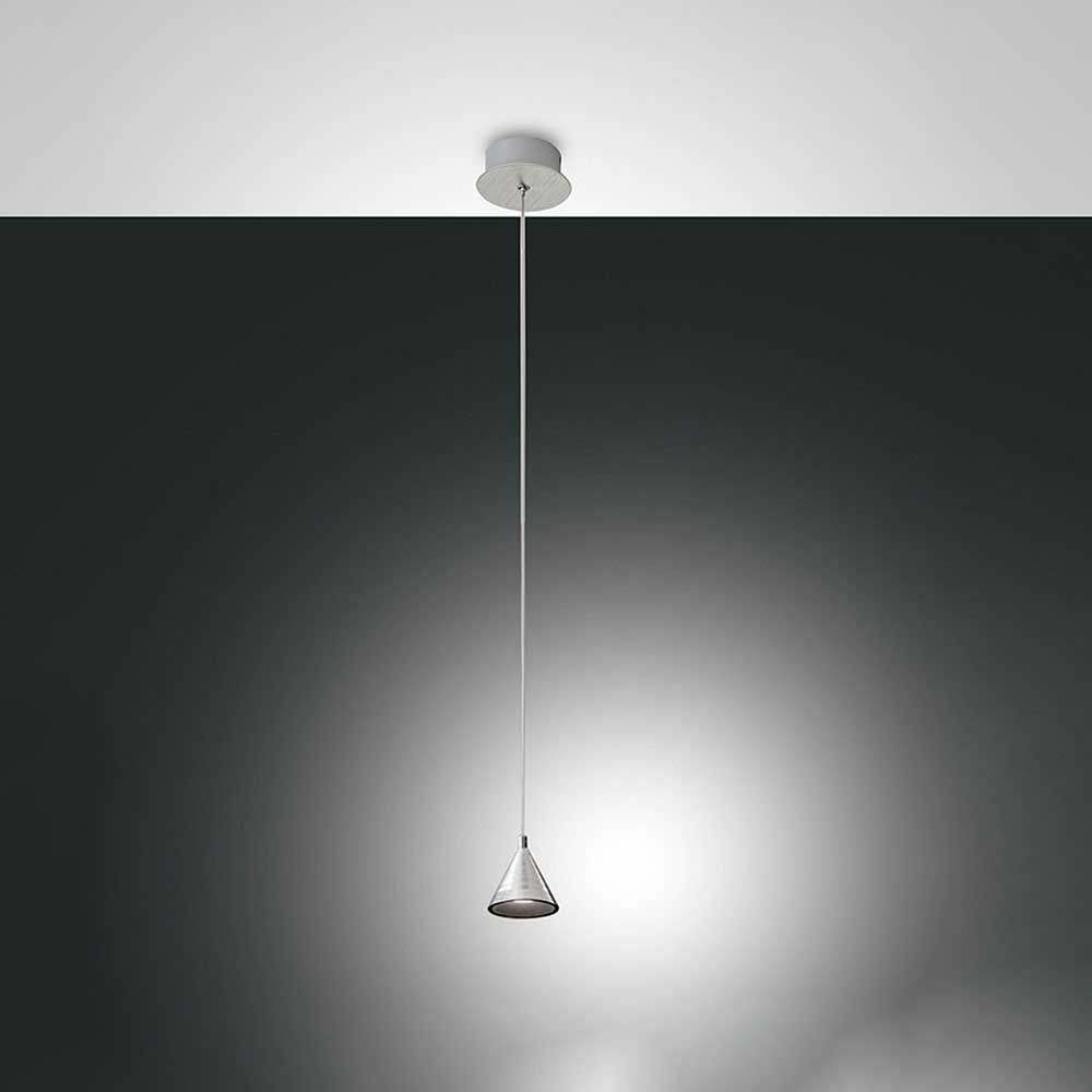 LED Pendelleuchte Delta aus Metall, modernes Design, ideal für stilvolle Beleuchtung in Wohnräumen.