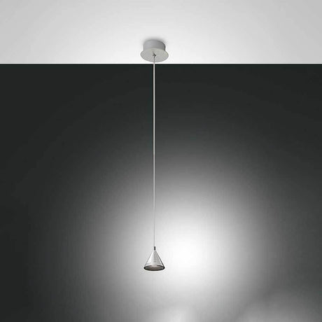 LED Suspension Delta en métal au design moderne, suspendue au plafond.