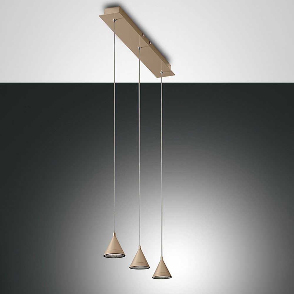 LED Pendelleuchte Delta aus Metall mit drei konisch geformten Lampenschirmen, ideal für moderne Wohnräume.