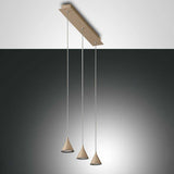 LED Pendelleuchte Delta aus Metall mit drei konisch geformten Lampenschirmen, ideal für moderne Wohnräume.