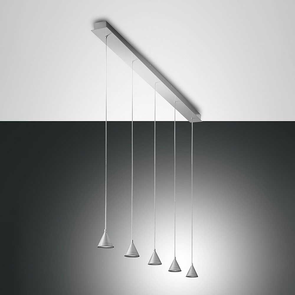 LED Pendelleuchte Delta in modernem Metall-Design mit fünf schwebenden Lampenschirmen.