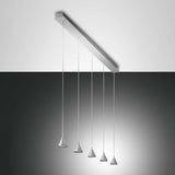 LED Pendelleuchte Delta in modernem Metall-Design mit fünf schwebenden Lampenschirmen.