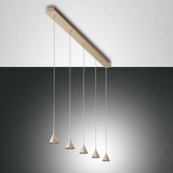Moderne LED Pendelleuchte Delta aus Metall mit fünf hängenden Lampenschirmen in eleganter Form.