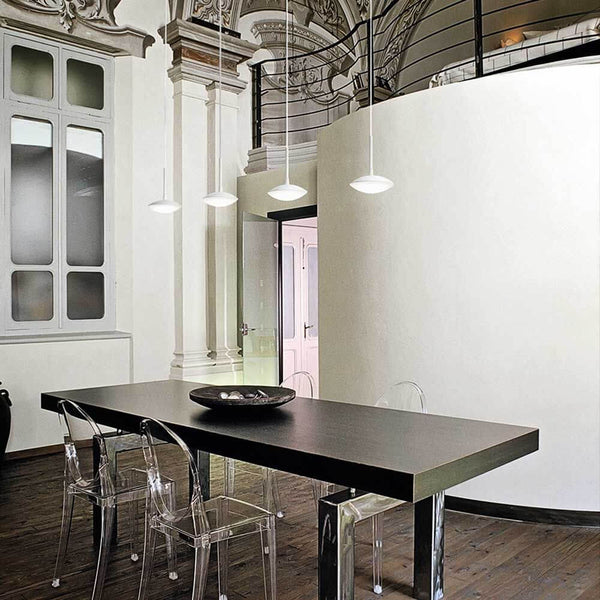 LED Pendelleuchte Hale aus Metall in modernem Esszimmer über Tisch, stilvolle Designer-Hängeleuchte