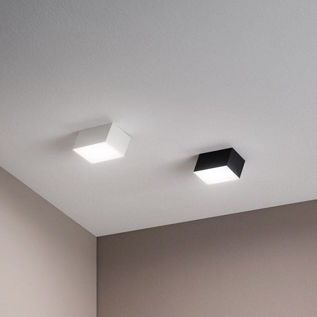 LED Spot Lucas aus Metall in Schwarz und Weiß an der Decke installiert.