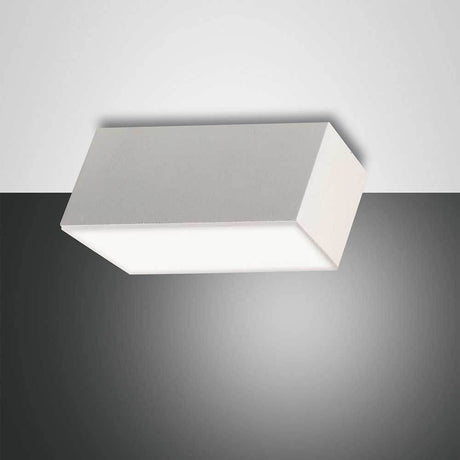 LED Spot Lucas aus Metall an der Decke montiert, modernes Design mit schlichten Linien und heller Beleuchtung.