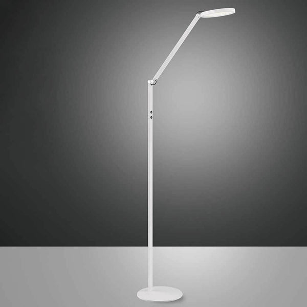 LED Stehleuchte Regina Metall in elegantem Weiß auf einem grauen Hintergrund.