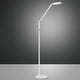 LED Stehleuchte Regina aus Metall in elegantem Weiß, flexibel verstellbar für stilvolle Beleuchtung.