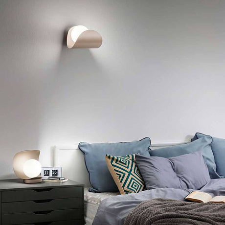 LED Tischlampe Adria aus Metall auf Nachttisch neben Bett und dekorativen Kissen.