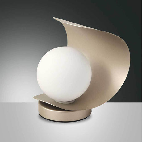 LED Tischlampe Adria aus Metall mit eleganter, geschwungener Metallbasis und Diffusor.