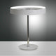 LED Tischleuchte Double 1980lm Weiß auf glattem Tisch, modernes Design mit Metallgestell und angenehmem Raumlicht.