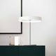 LED Tischleuchte Double 1980lm Weiß auf modernem Tisch mit stilvollem Design in neutralem Raum