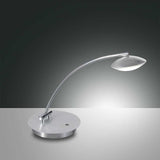 LED Tischleuchte Hale Ø 18cm, modernes Design mit gebogenem Arm und eleganter Basis, ideal für Schreibtische.