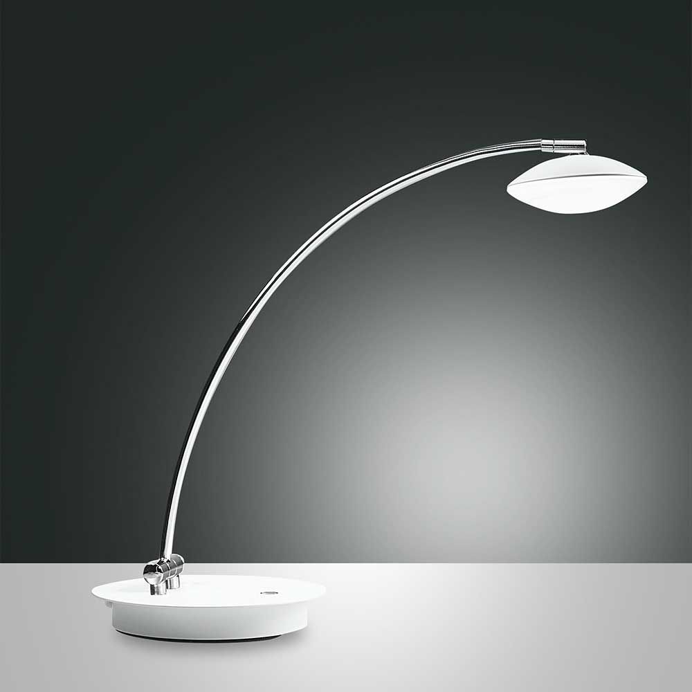 LED Tischleuchte Hale mit elegantem Design, Ø 18cm, chromfarbener Arm und weißer Basis, ideal für moderne Inneneinrichtung.