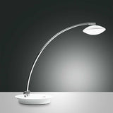 LED Tischleuchte Hale mit elegantem Design, Ø 18cm, chromfarbener Arm und weißer Basis, ideal für moderne Inneneinrichtung.